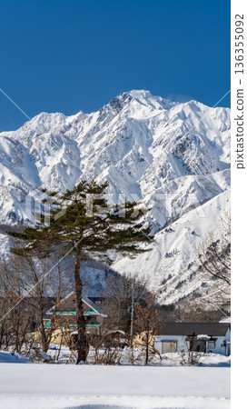 晴朗冬日的冬日景色-五龍山的壯麗景色 晴朗冬日的冬日景色-五龍山的壯麗景色 136355092