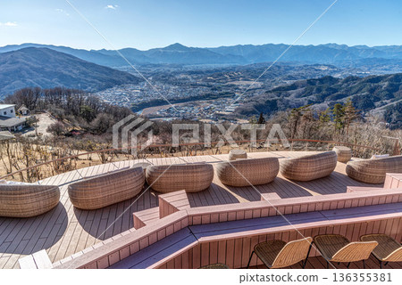 從埼玉縣長瀞市寶堂山「須佐比野露台」眺望武甲山 136355381