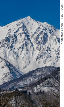 北阿爾卑斯山在一個晴天 136355500