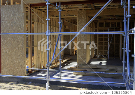 木屋建築工地，搭有鷹架 136355864