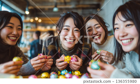 來咖啡館享用色彩繽紛的復活節甜點吧。 136355980
