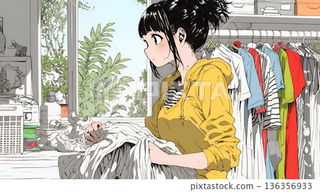 一位年輕女子從衣櫃裡挑選要穿的衣服。 136356933