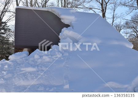 屋頂飄落的雪 屋頂飄落的雪 136358135