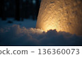 雪地裡閃爍著燈光 136360073