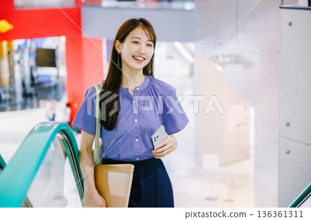 騎自動扶梯的婦女 136361311