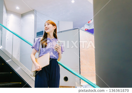 騎自動扶梯的婦女 136361870