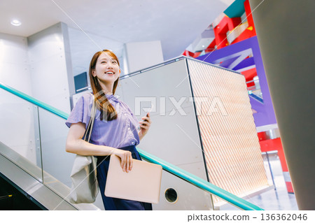 騎自動扶梯的婦女 136362046