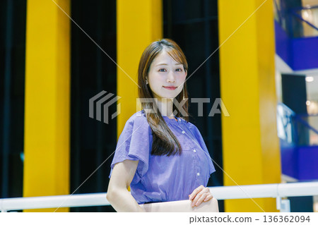 婦女走的商場 婦女走的商場 136362094