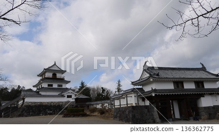 Shiroishi Castle with its beautiful white castle tower 136362775