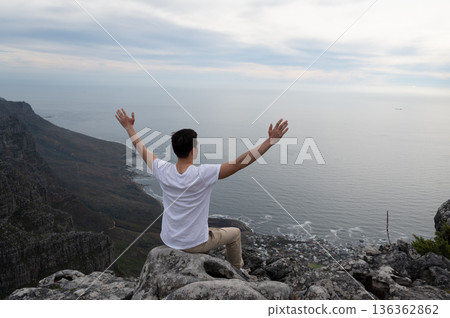 Tourist enjoying freedom and relaxing on top of Table Mountain, Cape Town 136362862