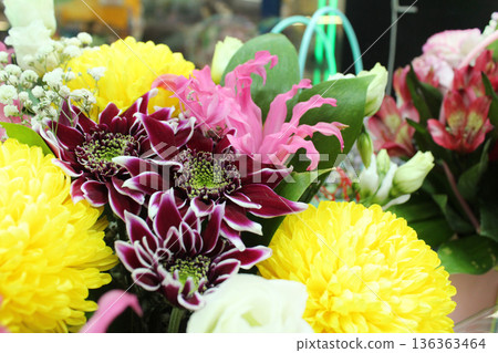 Chrysanthemums in a bouquet. Composing a bouquet according to the rules of floristry Chrysanthemums in a bouquet. Composing a bouquet according to the rules of floristry 136363464