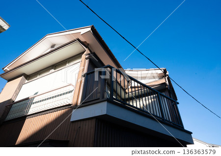 用砂漿砌成的兩層木造房屋 用砂漿砌成的兩層木造房屋 136363579