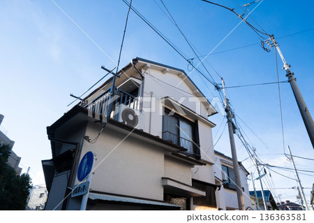 用砂漿砌成的兩層木造房屋 136363581