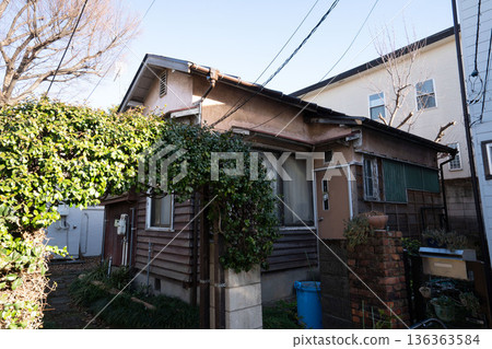 優雅的現代單層建築 / 帶花園的獨立式單層木屋 / 136363584