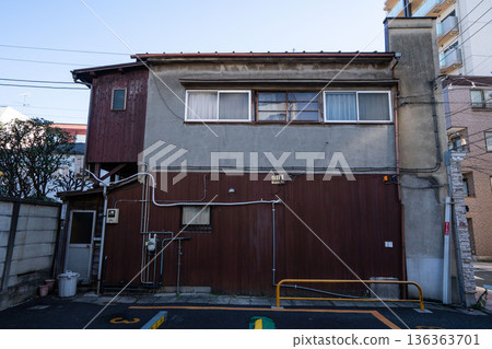 日本老房子/帶花園的二層房子/常春藤老房子/茂密的昭和建築/帶公寓/獨立屋/ 136363701