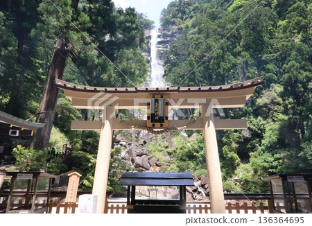 金鳥居和那智瀑布 金鳥居和那智瀑布 136364695