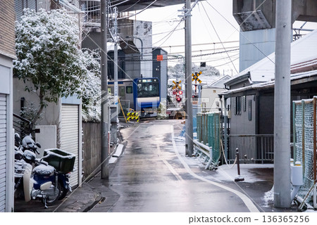 [Ota Ward] The snow-covered streets of Magome in the early morning 136365256