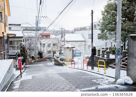 【大田區】清晨街景被白雪覆蓋 【大田區】清晨街景被白雪覆蓋 136365626