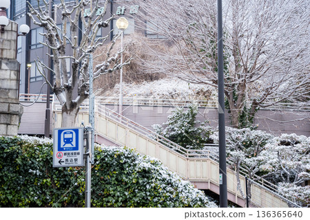 [Ota Ward] Magome Station A1 Exit in the early morning with snow piled up 136365640