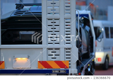 一輛運輸車正在運送一輛跑車 136366670