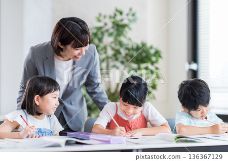 在補習班學習的小學生。 136367129