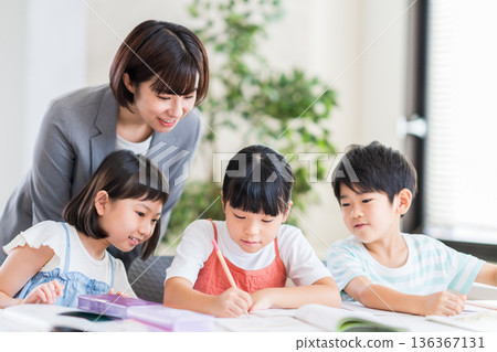 Elementary school students studying at cram school. 136367131