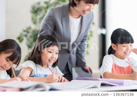 Elementary school students studying at cram school. 136367136