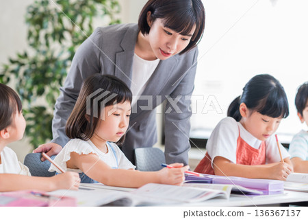 Elementary school students studying at cram school. 136367137