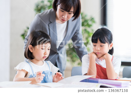 Elementary school students studying at cram school. 136367138
