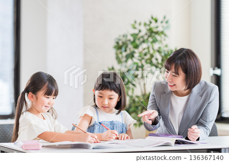 在補習班學習的小學生。 136367140