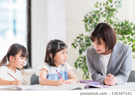 在補習班學習的小學生。 136367141