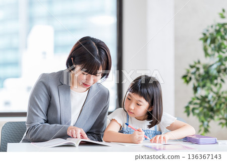 在補習班學習的小學生。 136367143