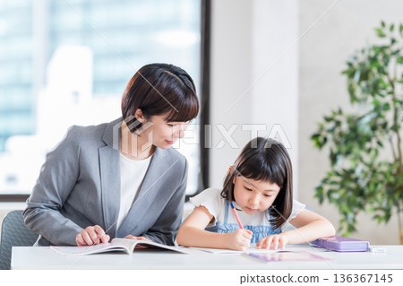 Elementary school students studying at cram school. 136367145