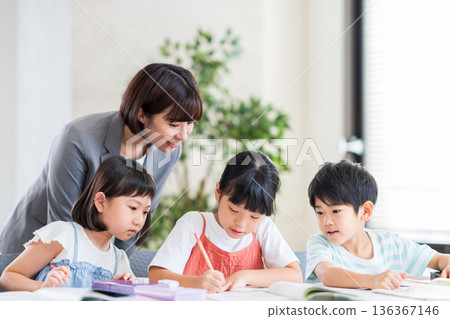 Elementary school students studying at cram school. 136367146
