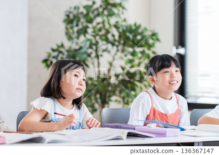 Elementary school students studying at cram school. 136367147