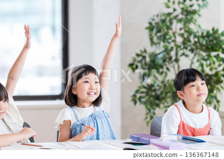 在補習班學習的小學生。 136367148
