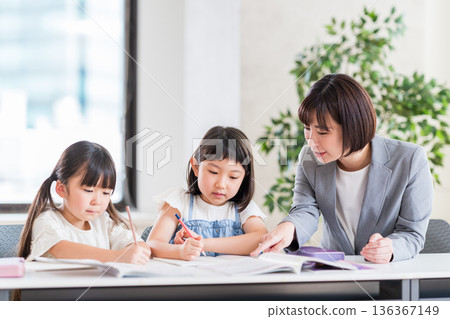 在補習班學習的小學生。 136367149