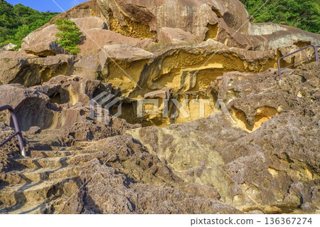 The World Heritage Site of Onigajo's strange rock formations and the Hasho Cave, and the magnificent scenery of Kumano 136367274