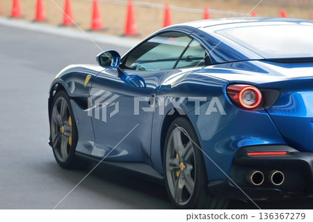 藍色跑車形象 136367279