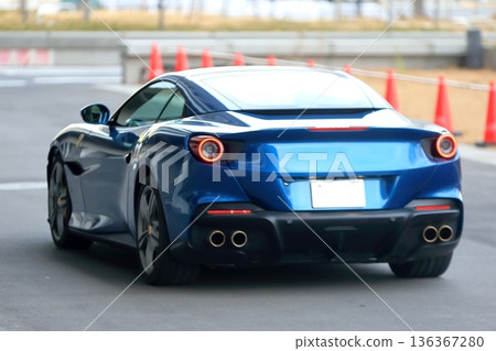 藍色跑車形象 136367280