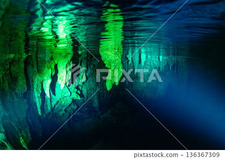 帛琉海洋中的水下洞穴和石灰岩洞穴，潛水勝地 136367309