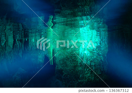 帛琉海洋中的水下洞穴和石灰岩洞穴,潛水勝地 帛琉海洋中的水下洞穴和石灰岩洞穴,潛水勝地 136367312