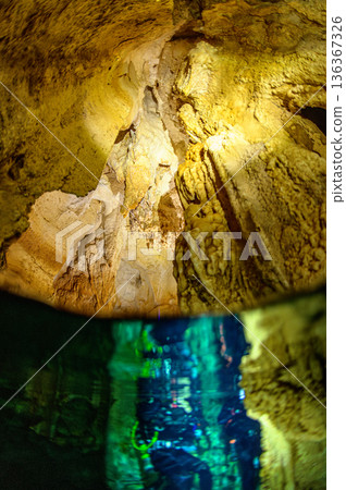 帛琉海洋中的水下洞穴和石灰岩洞穴，潛水勝地 136367326