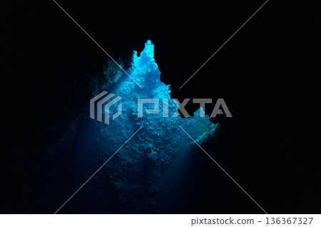 微弱的光線照射進帛琉水下洞穴,潛水場景 微弱的光線照射進帛琉水下洞穴,潛水場景 136367327