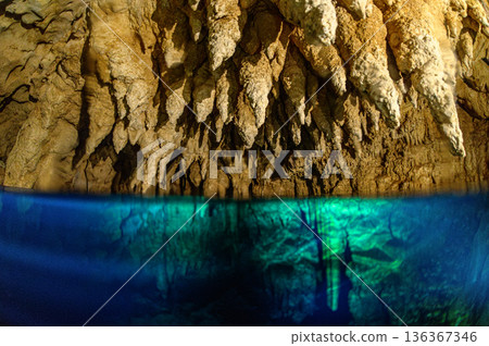 帛琉海洋中的水下洞穴和石灰岩洞穴,潛水勝地 帛琉海洋中的水下洞穴和石灰岩洞穴,潛水勝地 136367346