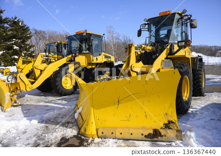 重型機械參與除雪作業 136367440