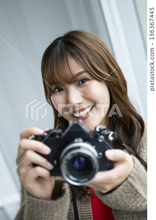 一個女人帶著照相機 136367445