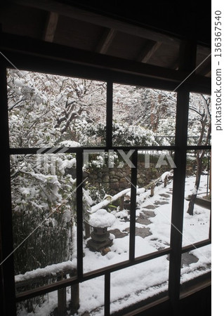 老房子的後院積雪覆蓋 老房子的後院積雪覆蓋 136367540
