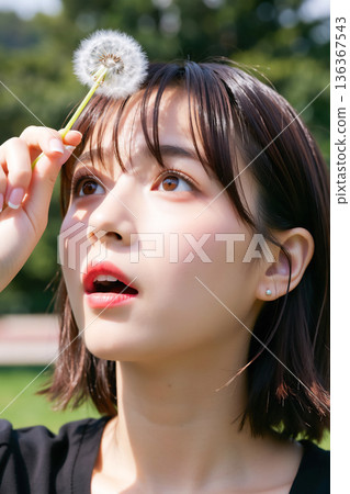 女人玩蒲公英 136367543