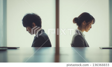 沉默的男男女女象徵職場中的疏離和溝通障礙。 136368833